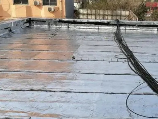 梅州卫生间漏水维修公司分享下梅州屋面楼顶防水刚性防水层施工要点。